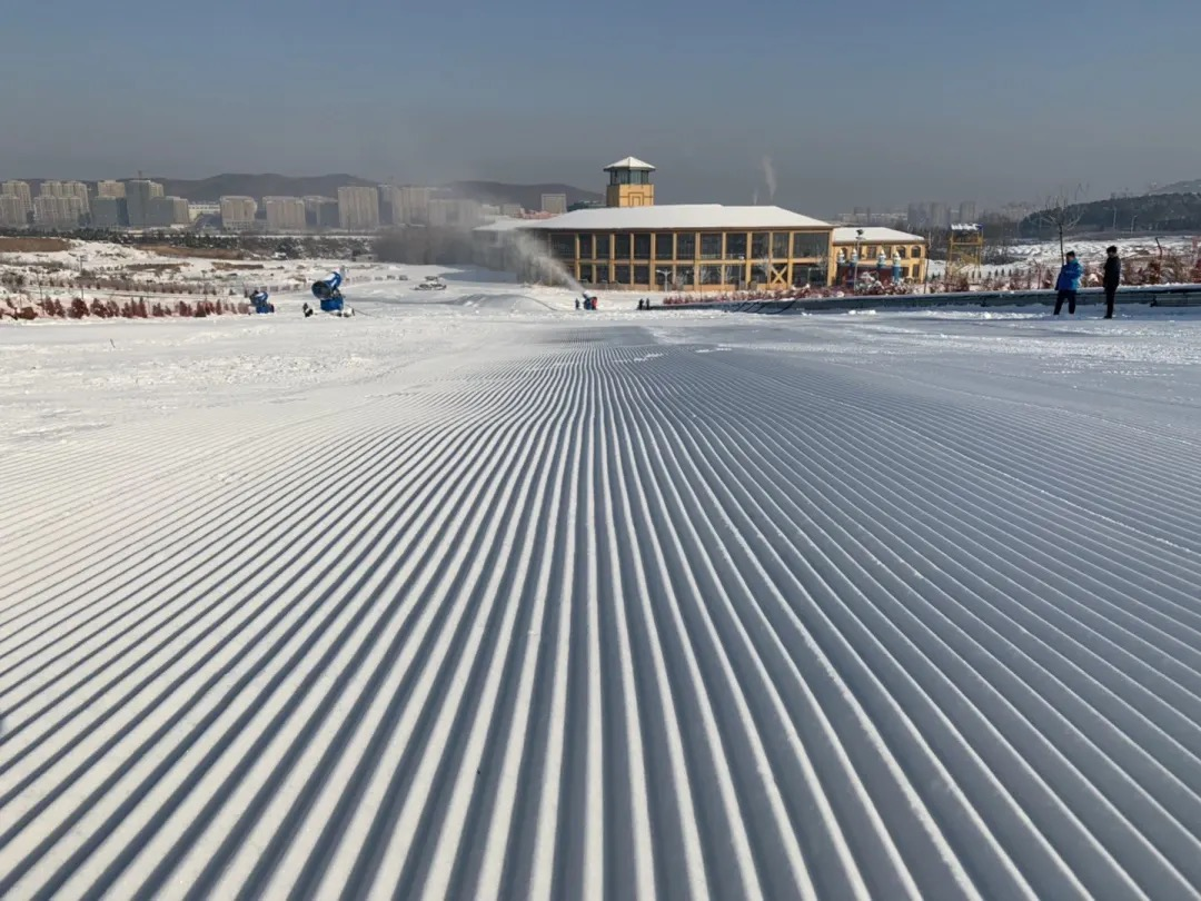 地中海滑雪场采用独具特色的"面条雪"铺设雪面图源|地中海游乐园公众