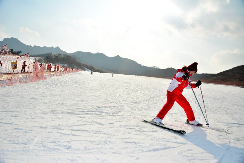 冬游齐鲁一起乘坐滑雪场特快车体验冬日的限定快乐