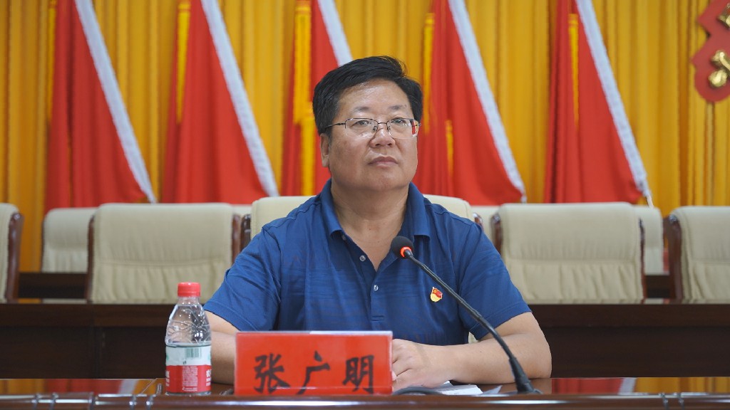 张广明在讲话中表示,坚决拥护自治区党委和市委决定
