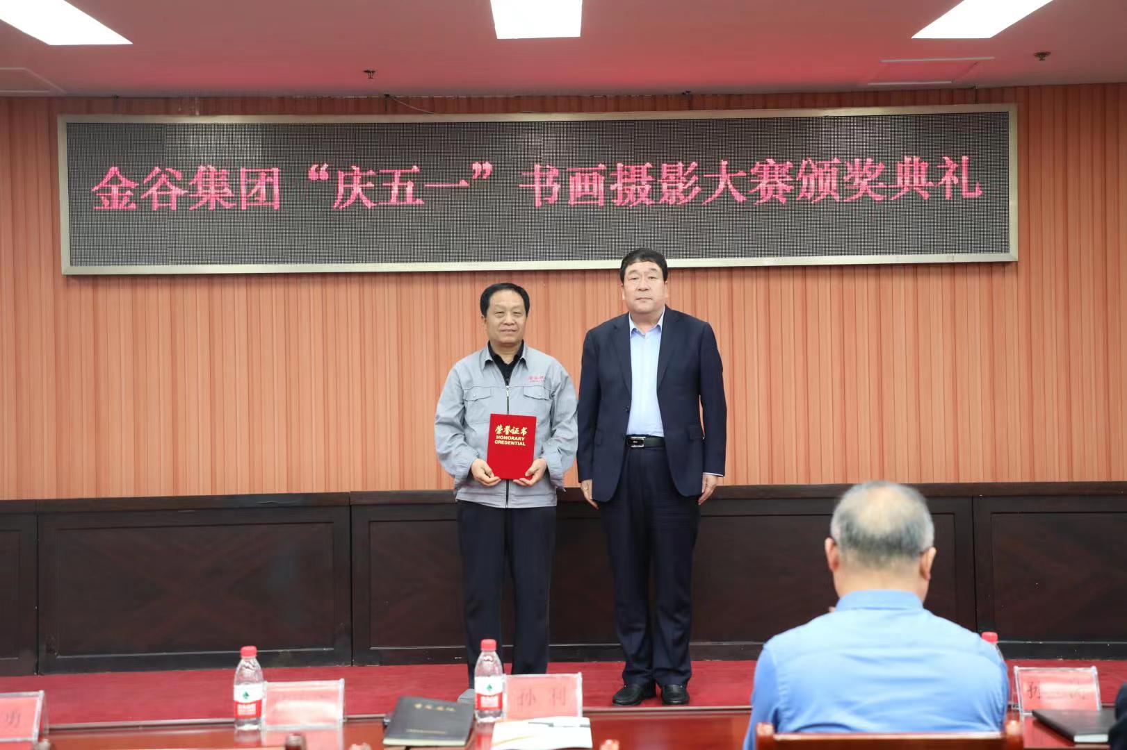 挥毫泼墨描绘多彩生活  捕光逐影记录劳动点滴(图3)