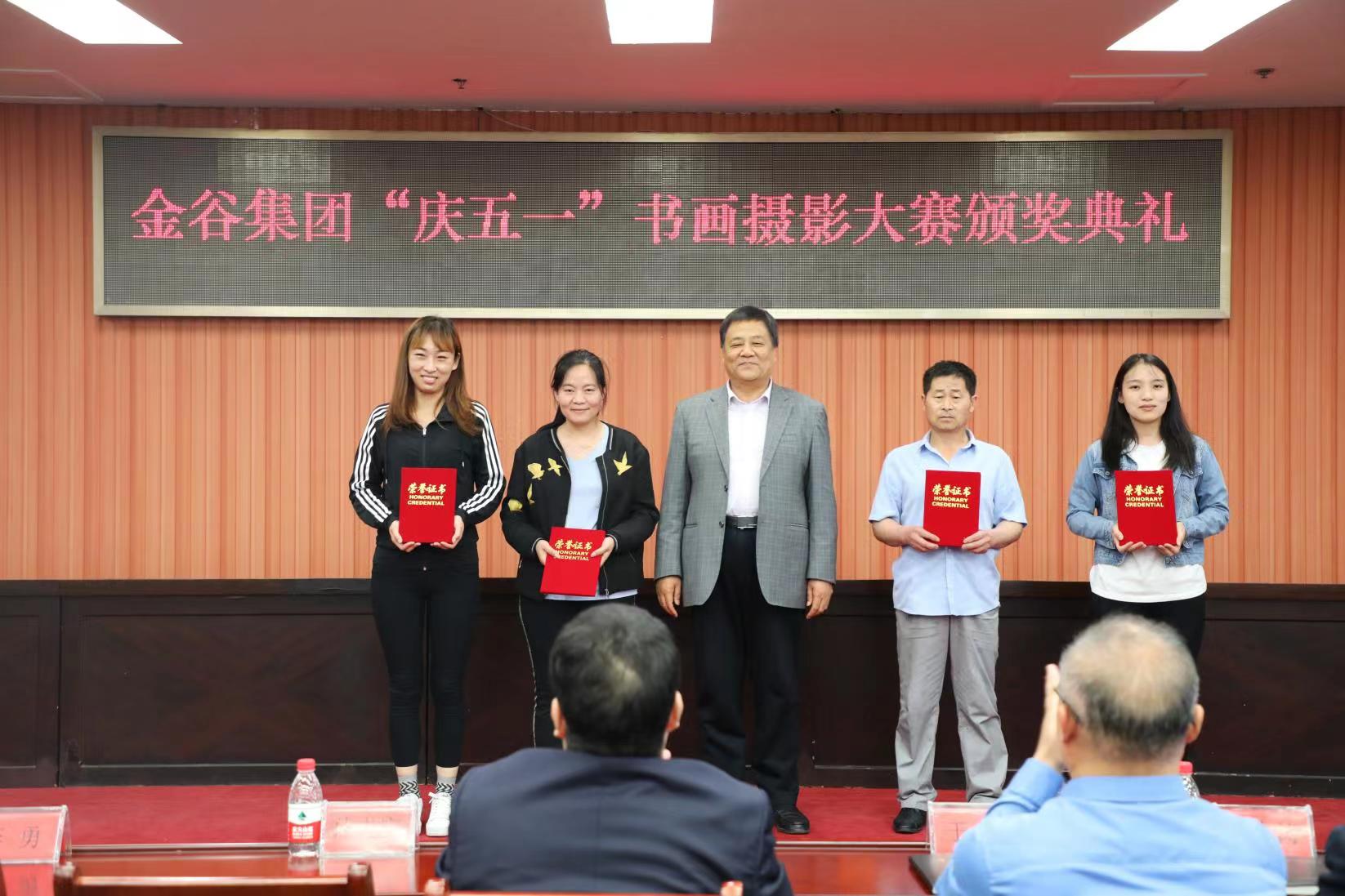 挥毫泼墨描绘多彩生活  捕光逐影记录劳动点滴(图7)