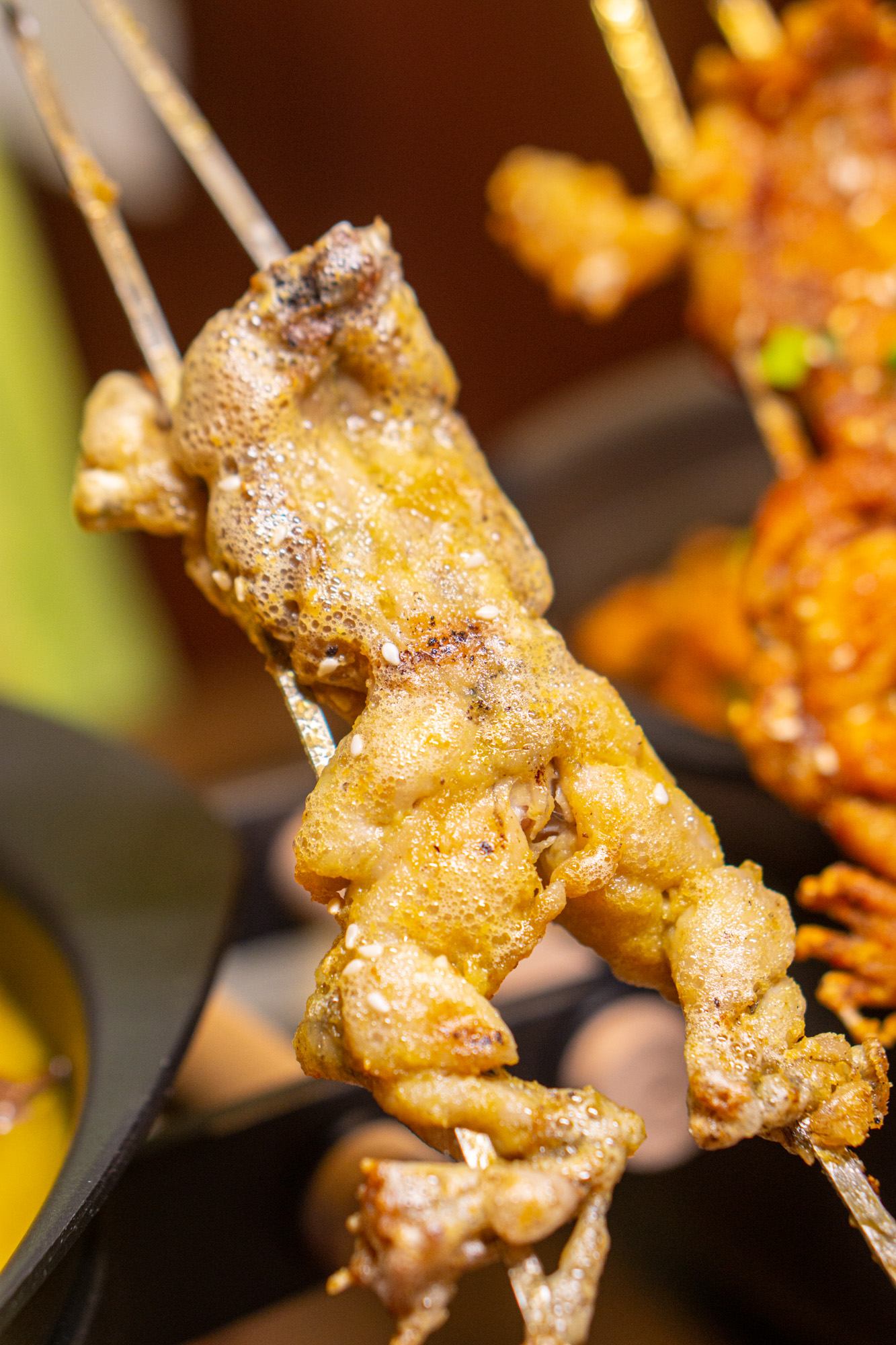 裹满咸蛋黄的牛蛙全身金灿灿的,蛋黄加热出来的泡沫口感绵密,上桌香味