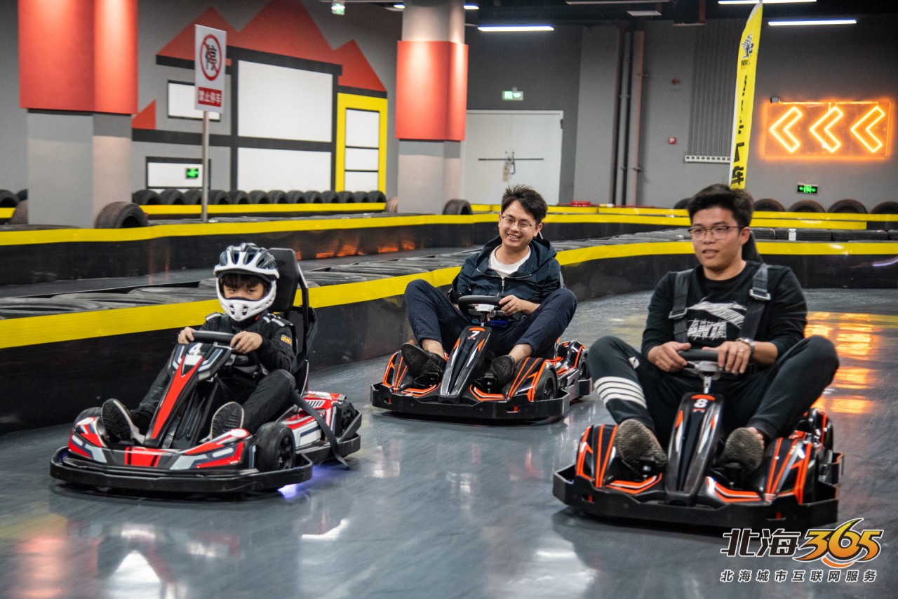 实地体验不用驾照合法飙车体验北海目前最大的室内卡丁车赛道