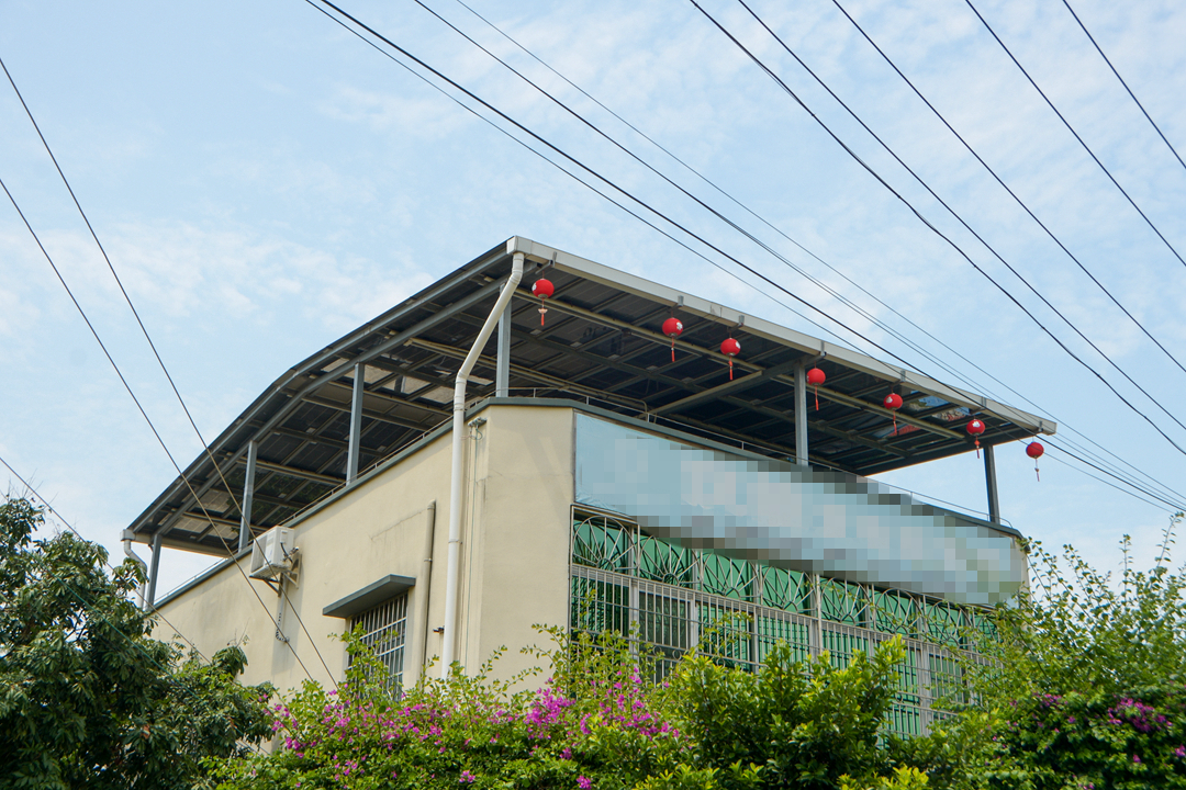 寿命是普通彩钢瓦铁皮棚的三倍,更主要的是隔热的效果比铁皮棚好了不