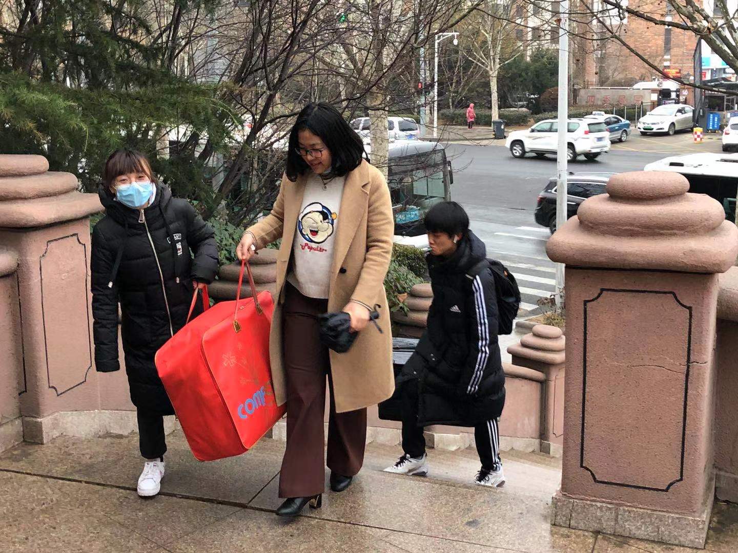 帮忙搬行李3.jpg 帮忙搬行李3.jpg