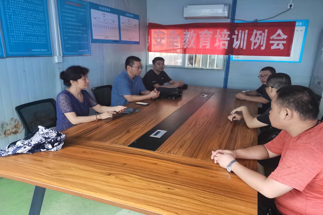 防汛救灾，郑州市金融学校志愿者在行动