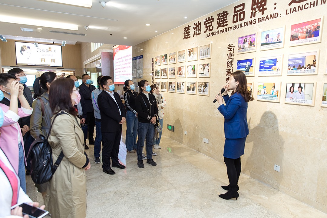 当日,白银市卫健委一行在莲池医院行政院长巩晓辉的带领下对医院进行