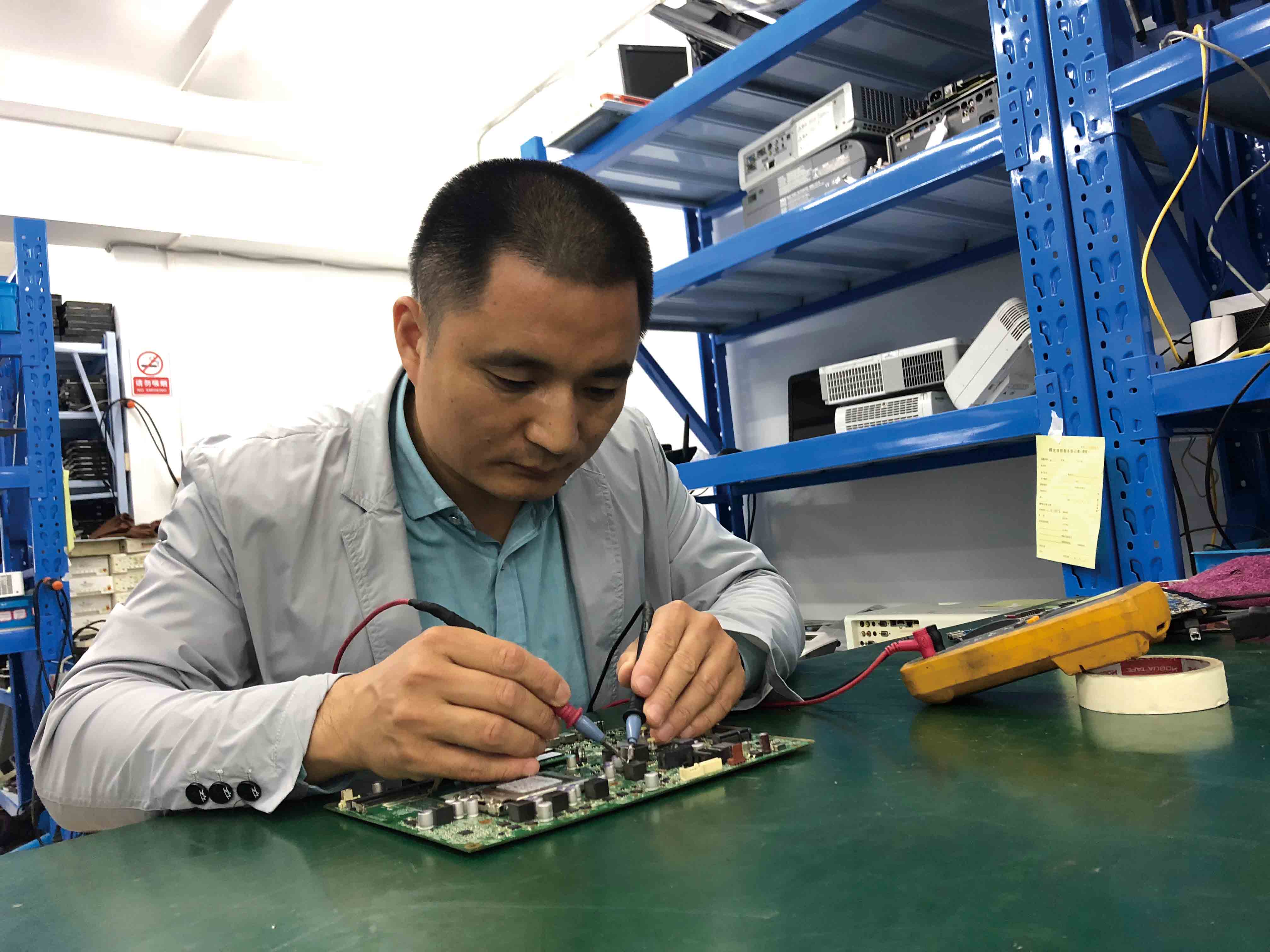 苏立坤在维修电子设备主板.jpg