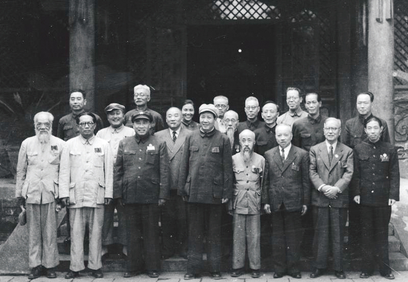1949年6月15日至19日，新政协筹备会第一次全体会议在北京中南海勤政殿召开。图为新政协筹备会常务委员在中南海合影。 新华社供图.jpg