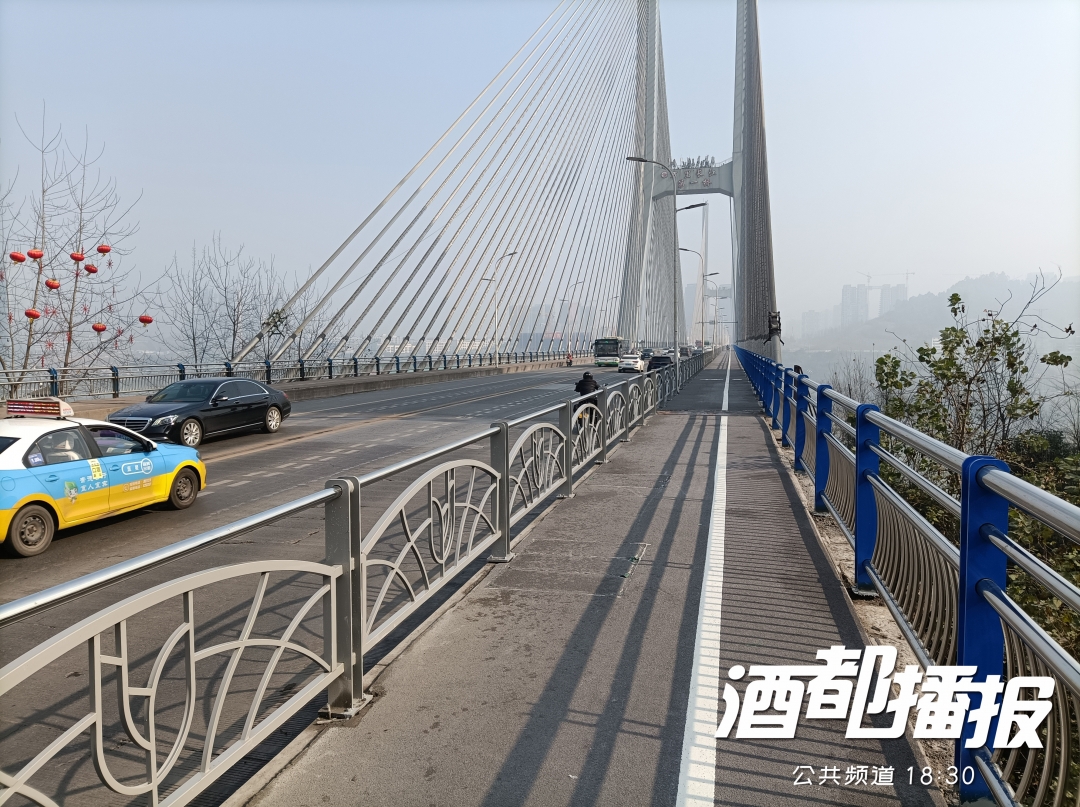 今天,宜宾长江大桥人行道改造实现半幅通车!