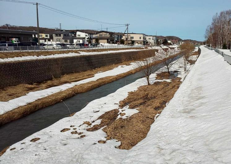 飛び込み事件の現場となったウッペツ川.jpg