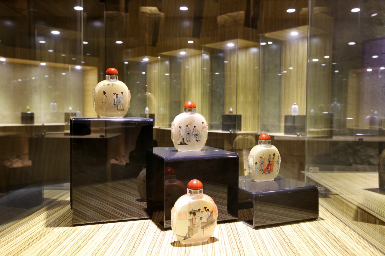 博山 人立琉璃艺术博物馆展品-内画鼻烟壶.jpg