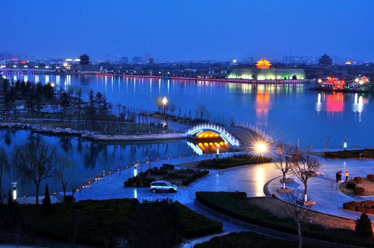 聊城东昌湖夜景图片