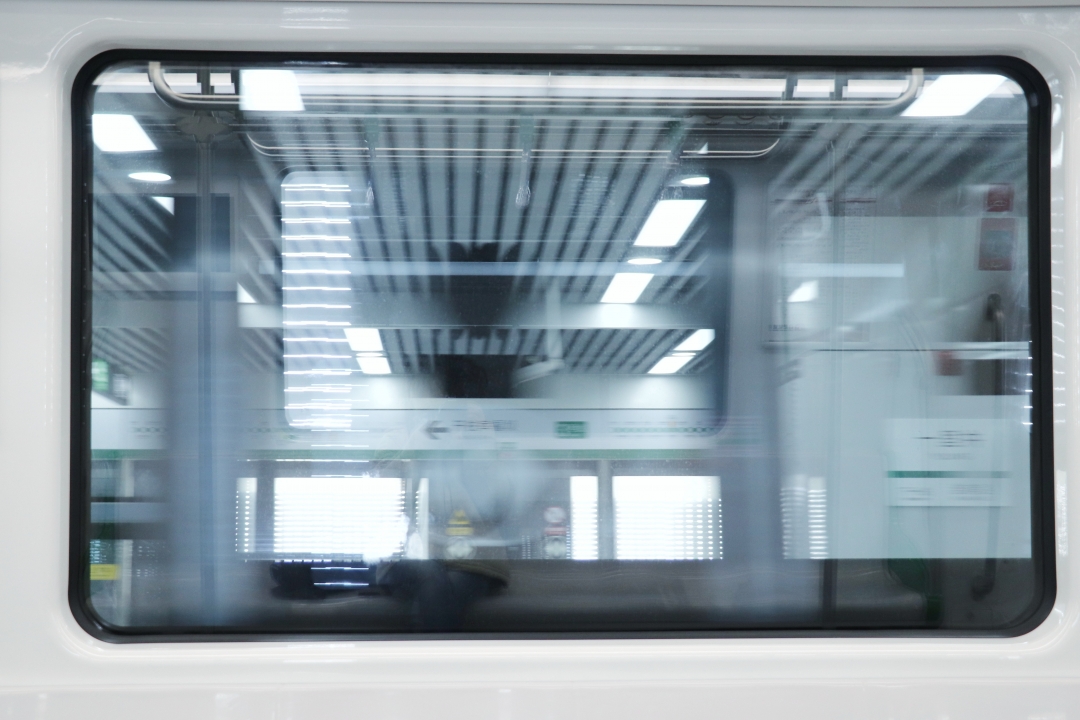 地鐵的窗戶外是飛馳的景色，映射著車內(nèi)的燈光，交相輝映，十分有意境。.jpeg