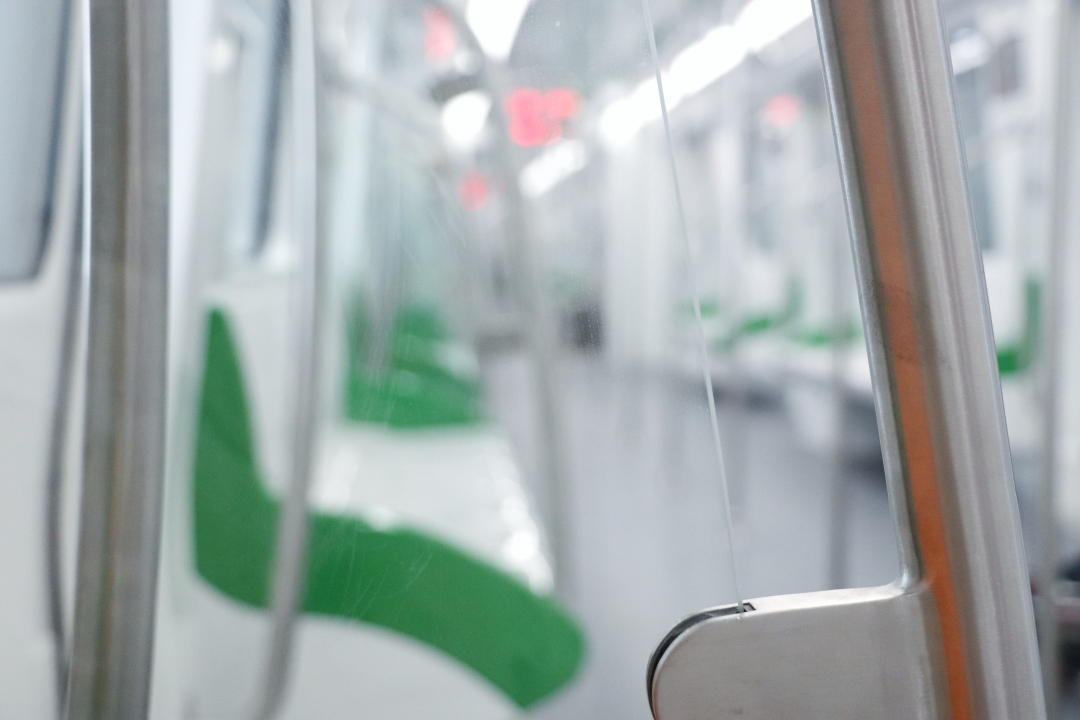 透過(guò)地鐵的不銹鋼扶手間的玻璃看著車廂有一種朦朧的美感.jpeg