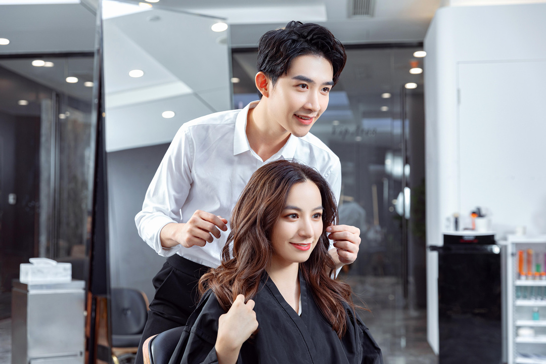 摄图网_501431690_发型师给顾客打理头发（企业商用）(1).jpg