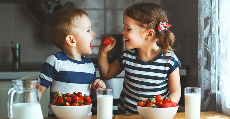 Sibling-boy-girl-eating-strawberries.jpg