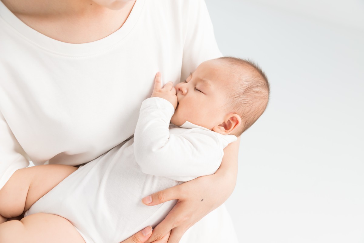 摄图网_500962224_母婴妈妈抱着宝宝睡觉（企业商用）.jpg