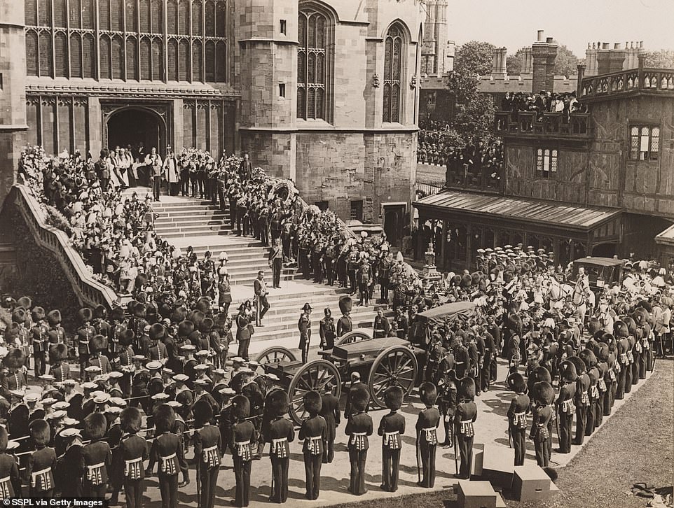 41772558-9472089-Photograph_by_Horace_W_Nicholls_of_the_funeral_of_King_Edward_VI-a-80_1618448630803.jpg