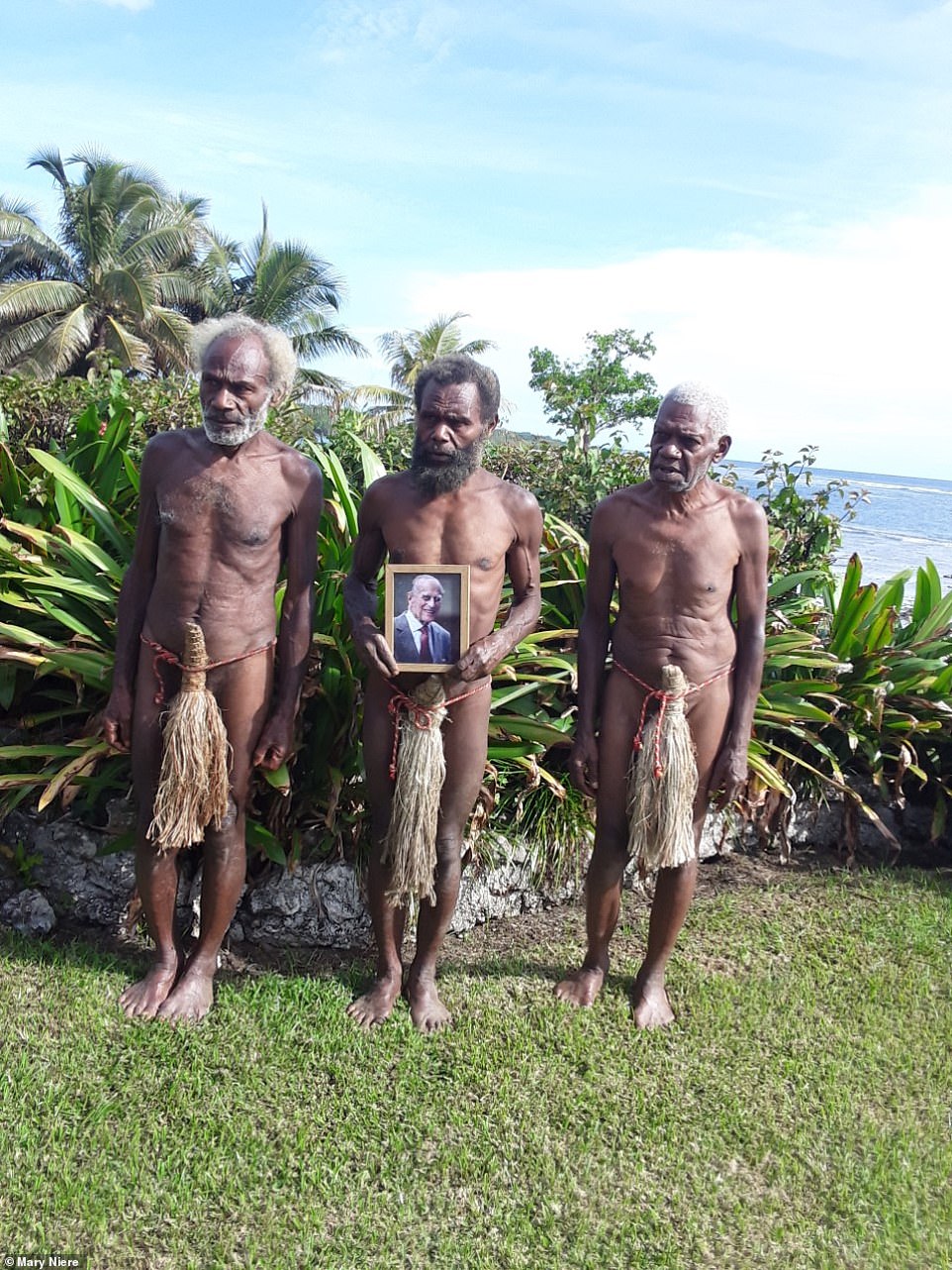 41601850-9456511-Yaohnanen_tribesmen_on_the_Pacific_Island_of_Tanna_in_Vanuatu_ho-a-63_1618113661392.jpg