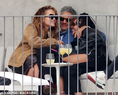 43346271-9610391-Beaming_Tessa_could_not_stop_smiling_as_she_cosied_into_Taika_an-m-143_1621795636647.jpg
