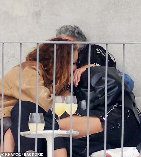 43346891-9610391-Hotting_up_Rita_and_Taika_went_public_with_their_relationship_la-a-33_1621799202407.jpg