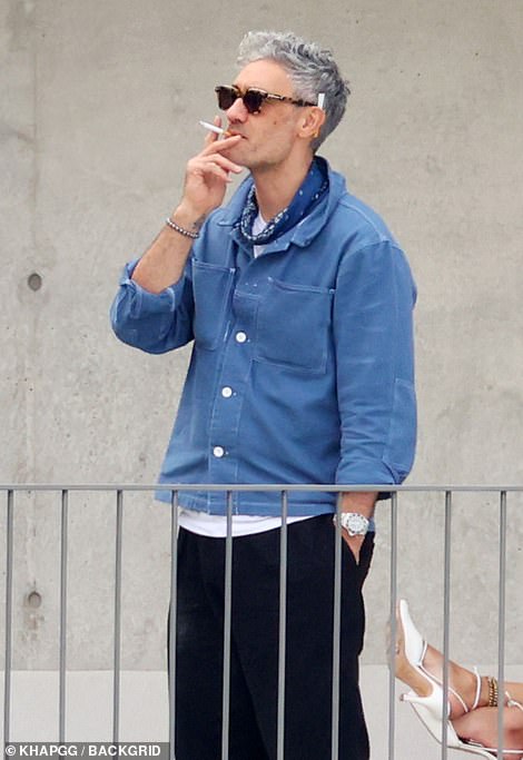 43346783-9610391-Cool_The_Jojo_Rabbit_director_looked_sharp_in_a_blue_shirt_and_b-a-319_1621798090885.jpg