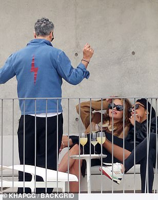 43346787-9610391-Quick_smoke_He_shared_cigarettes_with_Rita_and_Tessa_who_seemed_-a-256_1621797299690.jpg
