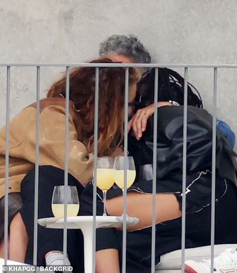 43346179-9610391-Cosy_Rita_then_shared_the_love_as_she_moved_over_towards_her_bea-a-39_1621799268357.jpg