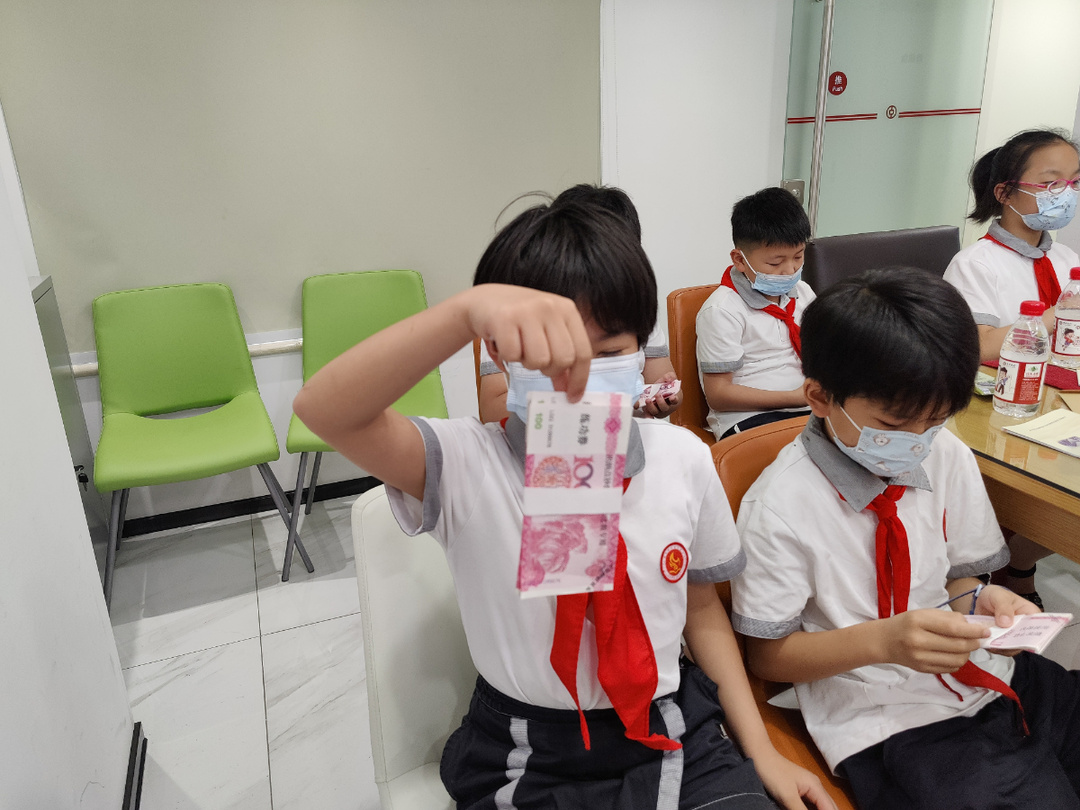 还教大家如何正确识别真假人民币以及使用练功券进行快速点钞,捆钞,在