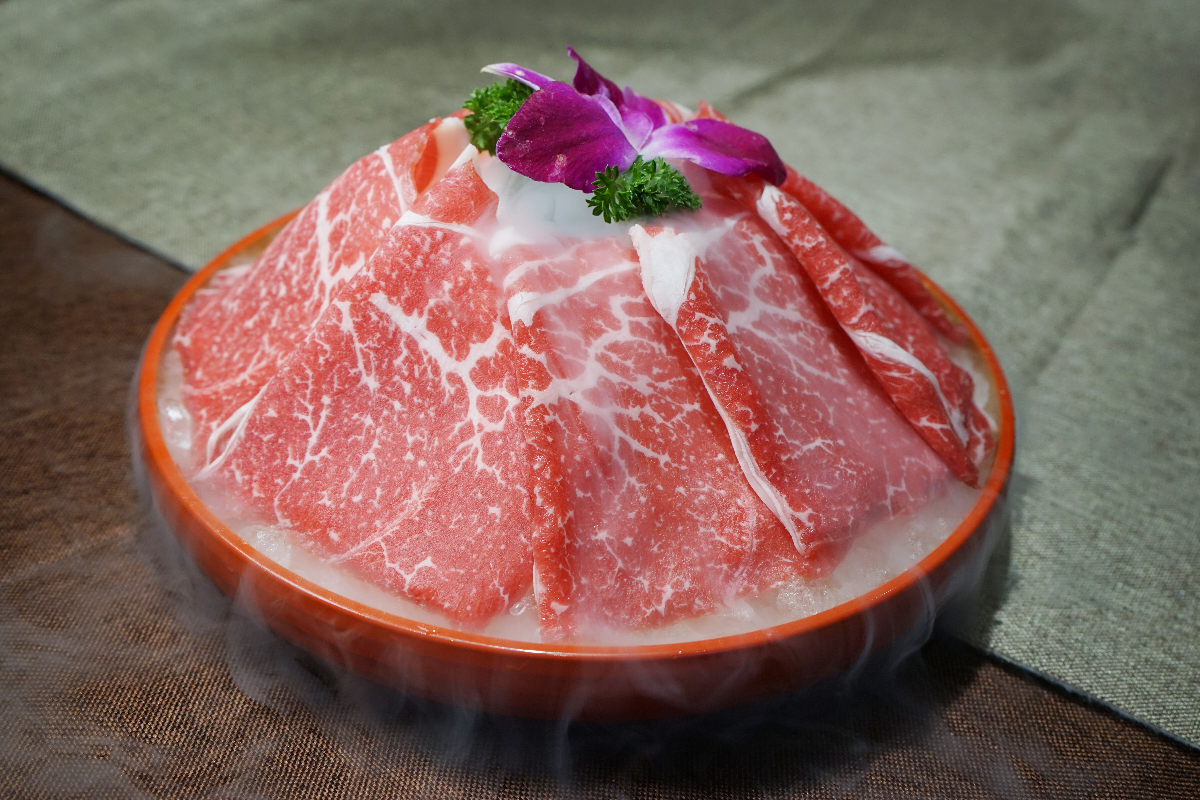 谷饲特选牛肉,去骨走地鸡,黑毛猪肉 甜品 饮料统统不和牛肥牛摆盘生吃