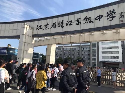 同时,优质教育的核心是优质的教师, 加大对靖江普通学校师资的培养也