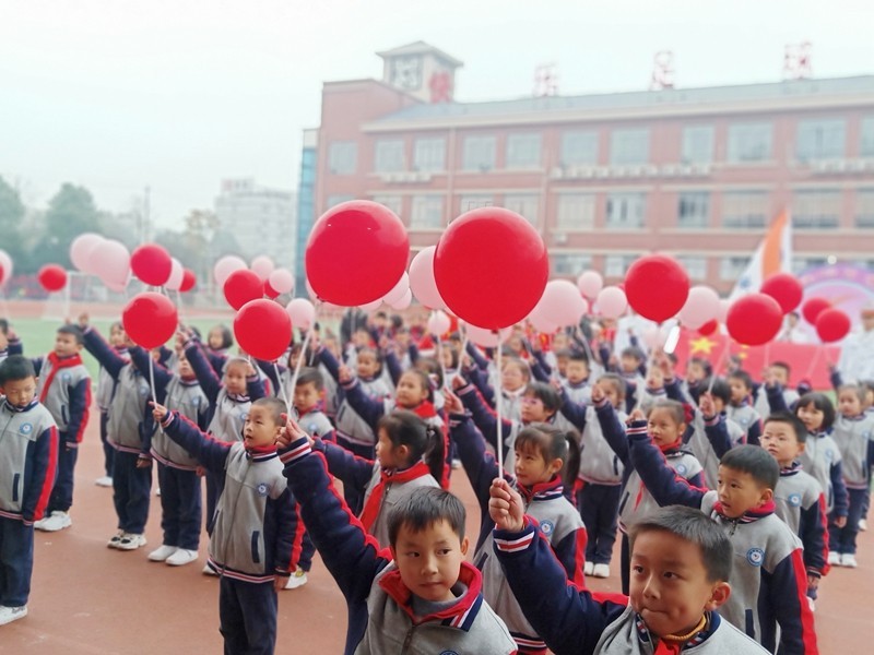 点亮青春 点亮未来——知源学校小初部第四届体育艺术节开幕式隆重举行