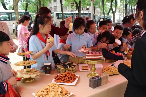 课堂移到户外，劳动增进亲情——知源学校小学部举行亲子拓展劳动实践活动