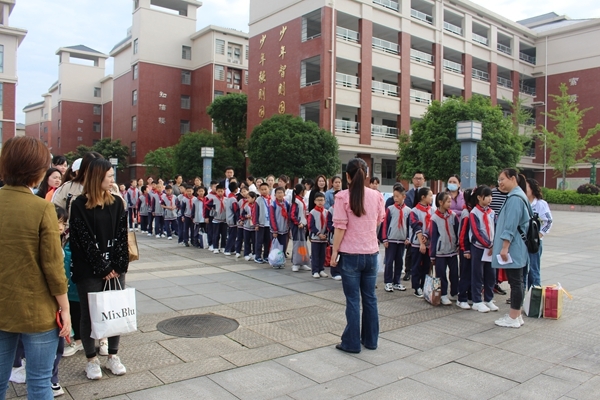 课堂移到户外，劳动增进亲情——知源学校小学部举行亲子拓展劳动实践活动