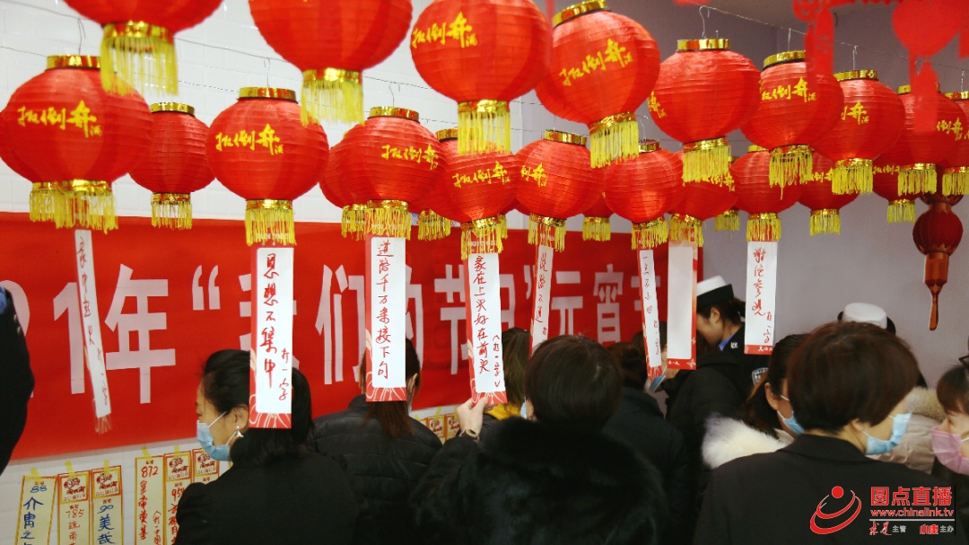 在活动现场,临淄交警提前悬挂了五颜六色的交通安全谜面纸条,谜语内容