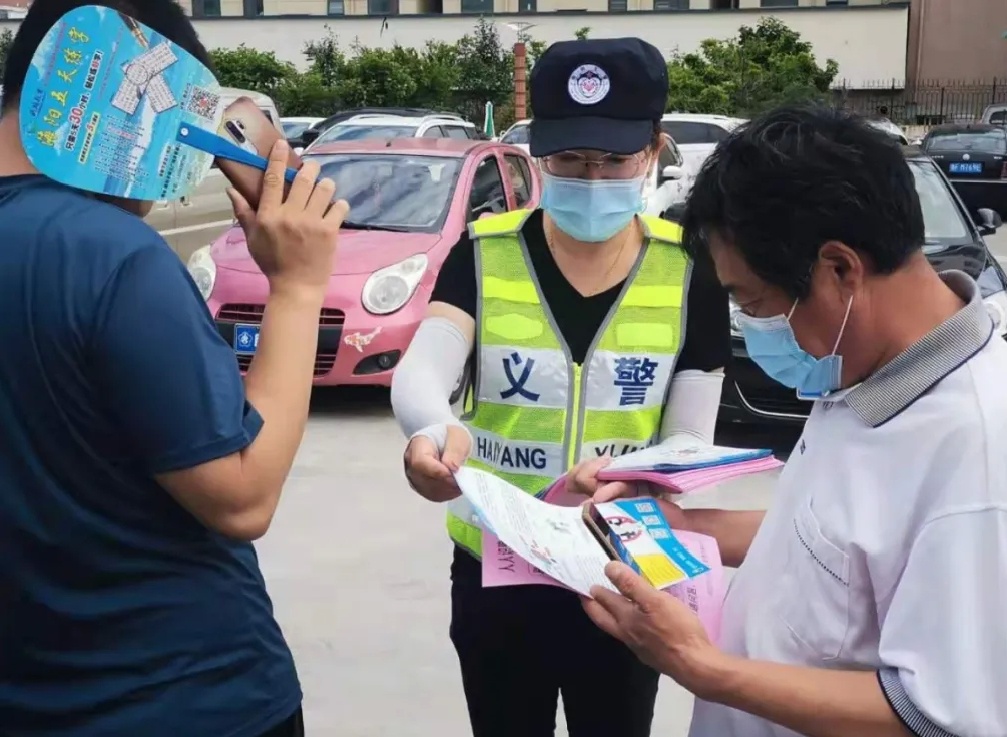 海阳公安组织义警开展反诈禁毒宣传