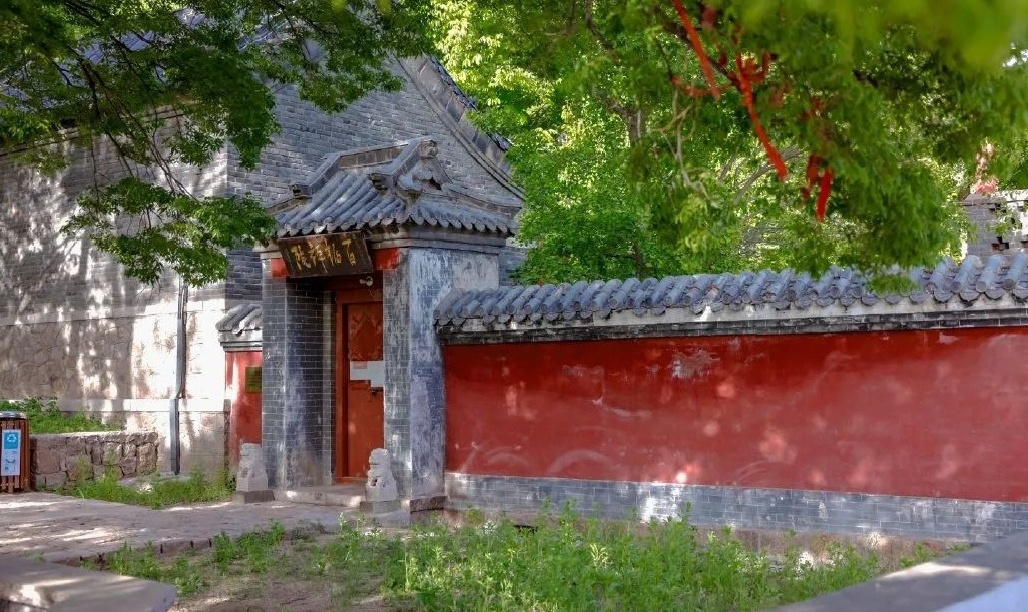 被植被覆盖的建筑物,是公园的地标,它叫百福渡槽