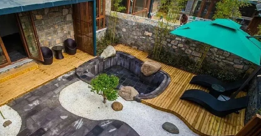 依托优良的气候与地形优势,这里的民宿深藏青山绿水中,处处松涛绵延