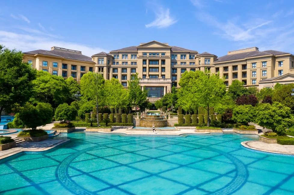 新昌尊蓝山居巴洛克建筑风的欧式大花园式酒店